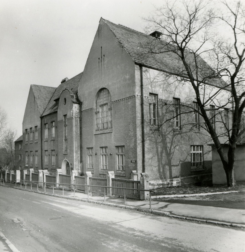 Koolihoone Tartus, vaade hoonele nurgalt. Arhitektid Arved Eichhorn, G. Darmer