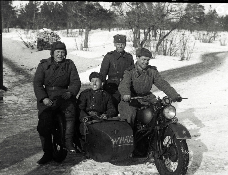 Sõdurid mootorrattal.