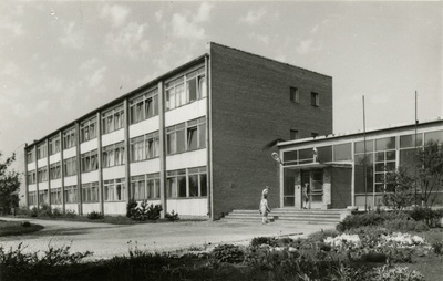 Eriinternaatkool Tartus, vaade hoonele nurgalt. Arhitekt Raul-Levroit kivi  duplicate photo