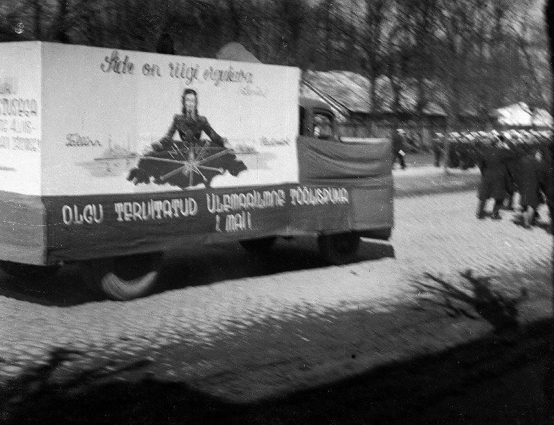 Loosungitega dekoreeritud auto 1. Mai paraadil.