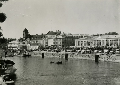Söögiturg ja kaubahoov Tartus, Vaade üle Emajõe kaldaäärseile hoonetele  similar photo