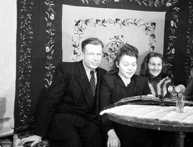 Seltskond, vasakult 1. sidetöötaja Lembit Soonpere.