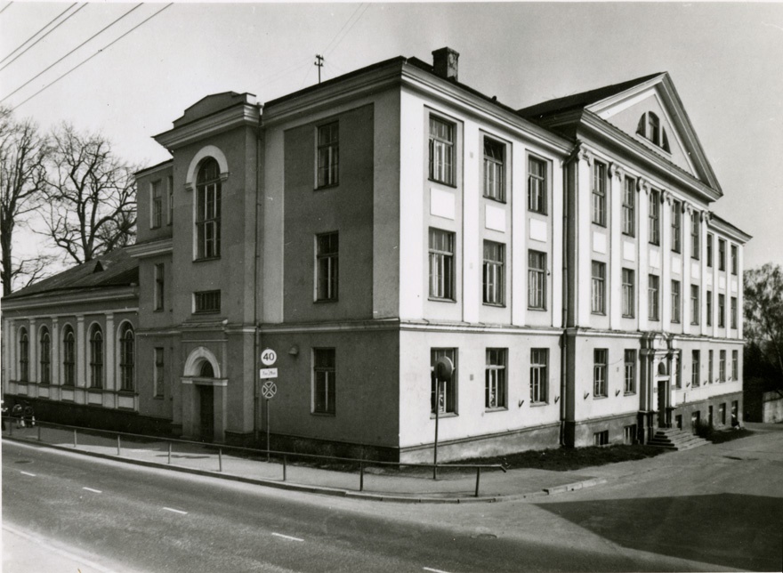 Karlova Gümnaasium, vaade hoonele nurgalt. Arhitekt Anatoli Podtšekajev