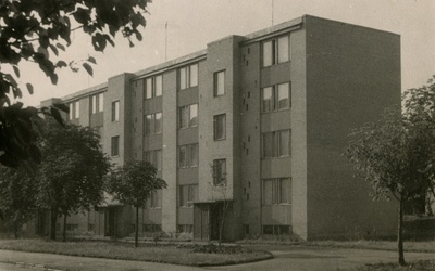 Eksperimentaalne korterelamu Tallinnas Gonsiori 18, hoone vaade. Arhitektid Harald Arman, Alar Kotli, Ants Mellik, Heino Parmas, Leonid Volkov  similar photo