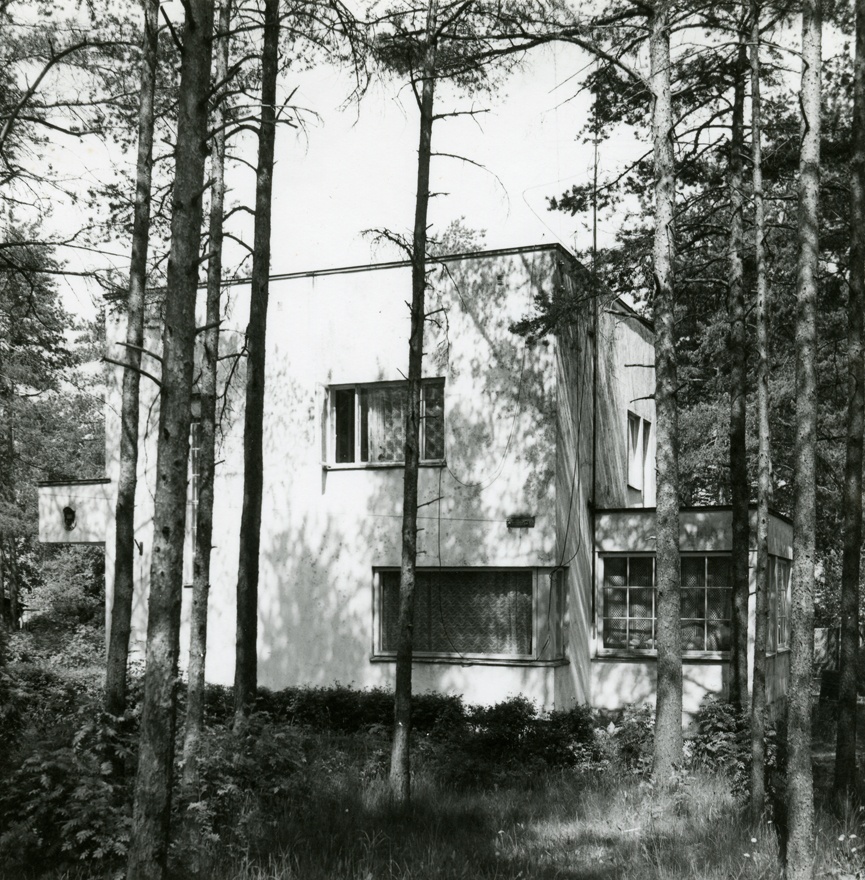 Eramu Tallinnas Nõmmel Sõbra 29, vaade hoonele eest vasakult. Arhitekt Robert Natus