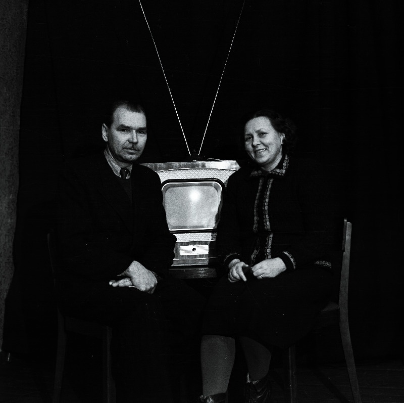 Mees ja naine televiisori ees istumas.