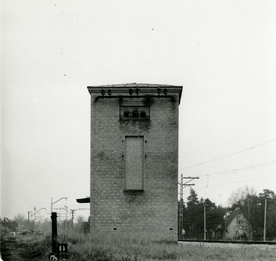 16 objekti ühel teemal, valik 1974.-1983. aasta fotodest. Arhitekt Jüri Okas