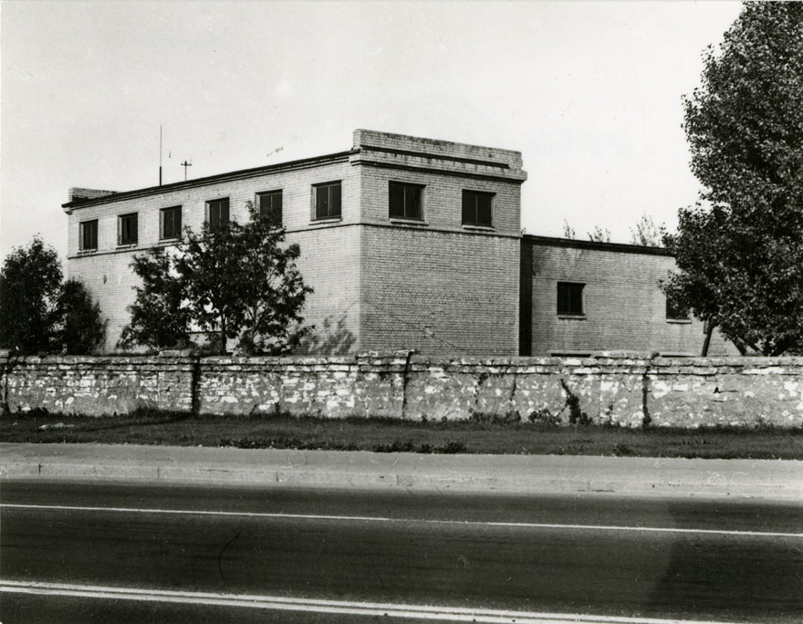 16 objekti ühel teemal, valik 1974.-1983. aasta fotodest. Arhitekt Jüri Okas