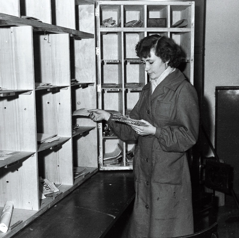 Märjamaa sidejaoskonna töötaja sorteerimiskapi juures.