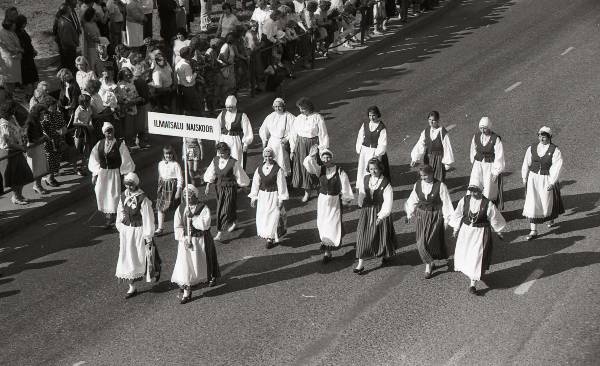 Fotonegatiiv. Tartu Laulupidu 1990 rongkäik. Ilmatsalu naiskoor rongkäigus.