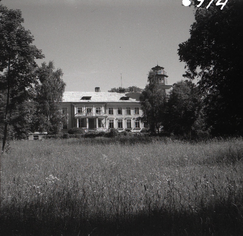 Vaade Pühajärve mõisahoonele (puhkekodule).