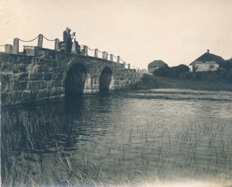 Piibe Steel Sild 1931. This bridge place has given Piibe highway his name, which was among the people in the 17th century. The bridge was built in 1875. Antti Ilomets recalls that the roof of Maasika, the roof of which appears behind the bridge, was stationed during World War II by German bridge guards carried out by local defensemen. During the war, Heino Väli, a well-known writer (b. 1928), lived in the garden building with his mother and sisters and brothers. They came from Saaremaa, having previously lost their father because of his shooting. The garden belonged to Piibe Manor, was destroyed in 1944.