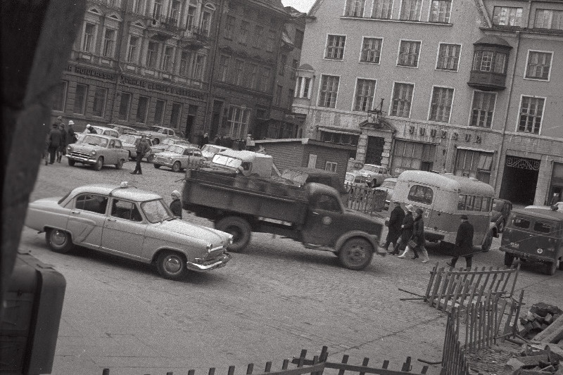 Parkivad autod Raekoja platsil.