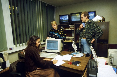 Eesti Televisiooni uudistetoimetuses enne saate Aktuaalne Kaamera algust.  similar photo