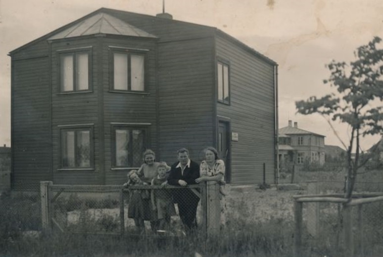 Väinjärve tee 6, 1939. In the picture Dog Doctor Joosep Grossberger (26.12.1892 – 13. ...1966), who was "the first resident of Väinjärve municipality who graduated from the University of Tartu. J.Grossberger, from the farm family, took part in the War of Freedom. The dog was the first job after graduation of the university and here he worked until 1936. Later there was the doctor of the department of Torma, Ahja, Tapa and Lüganus and the head of the hospital in Väike-Maarja and Tabivere." In 1936 the pharmacy officer Dr. Joosep Grossberger, businessman Gustav Potmann and Head of the Cognal Bank a. Heeringson will be sent out from Järvamaa. This is due to anti-government speeches and targeted disrespect against the paying procedure and the heads of state. Joseph Grossberger's promoted family name was Cloud and it is known that he worked later in Tabivere. The building in the background is the Dog pharmacy, which was partly built from the logs of Piibe Manor. Behind it looks the roof of the Dog Tree with a characteristic and lost vintscape and a white stone dead body in front of the church on the right.