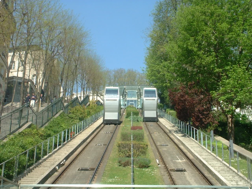 Funiculaire de Montmatre en contre-plongée - Montmartre funicular, in Paris