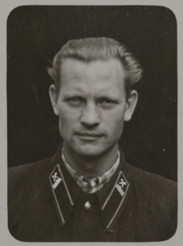 Tallinna elektridepoo auraamat: mootorijuht V. Rjabov (pildil mootorijuhi abina), portreefoto, ca 1960