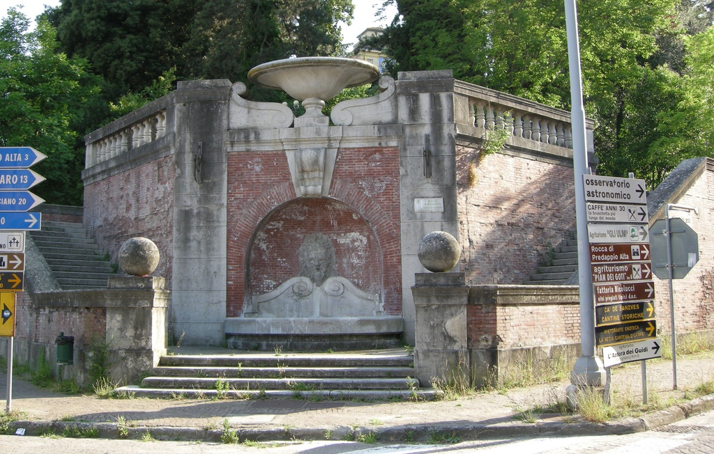 Predappio, scalinata con fontana alla base di palazzo varano - lang