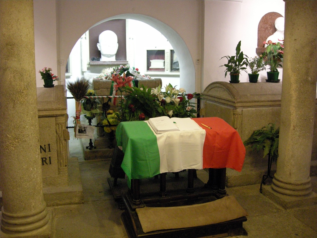 Predappio, cimitero di san cassiano, cripta, tomba di benito mussolini 00 - lang