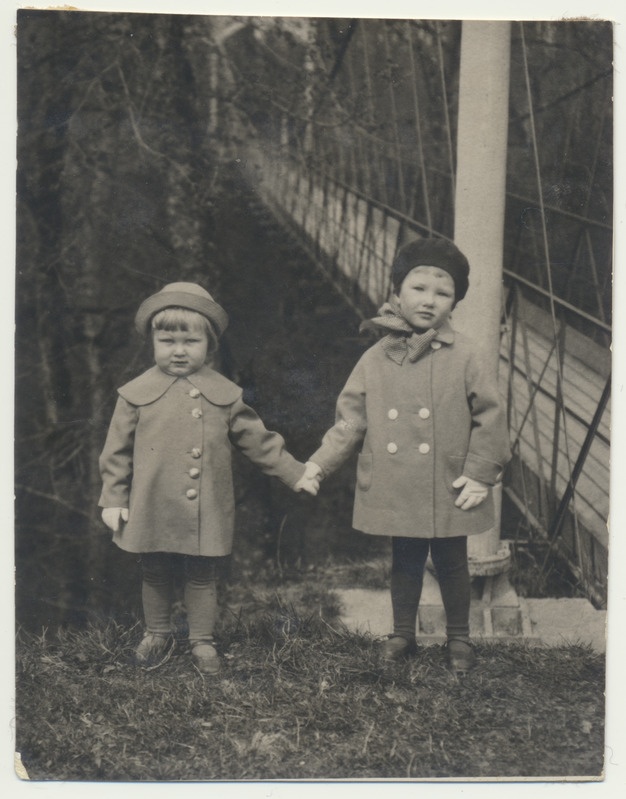 foto, lapsed (2), Viljandi rippsild, paremal Elvi Kimmel, u 1937