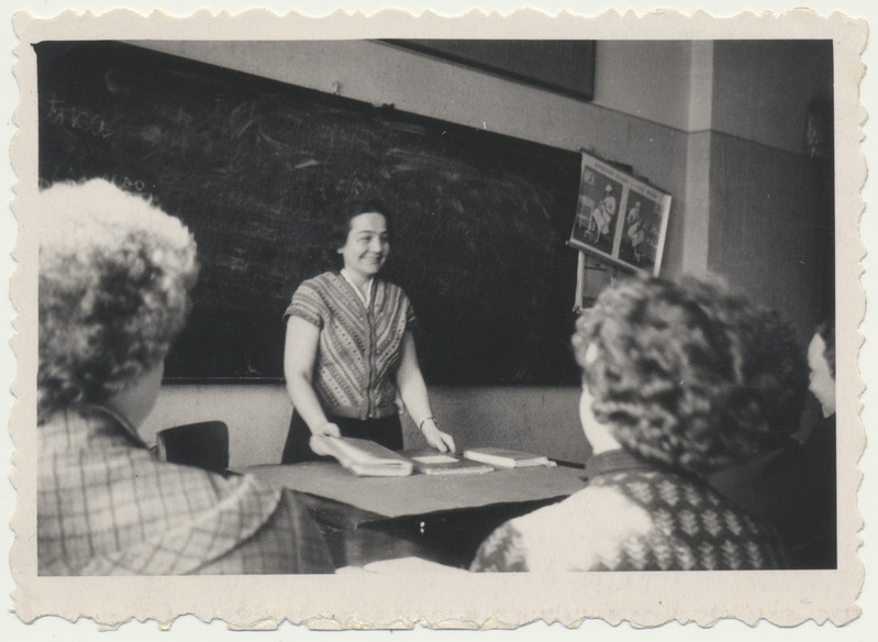 foto, Viljandi Meditsiinikool (oli 1945-1960), koolitund (loeng), õpetaja, 1957