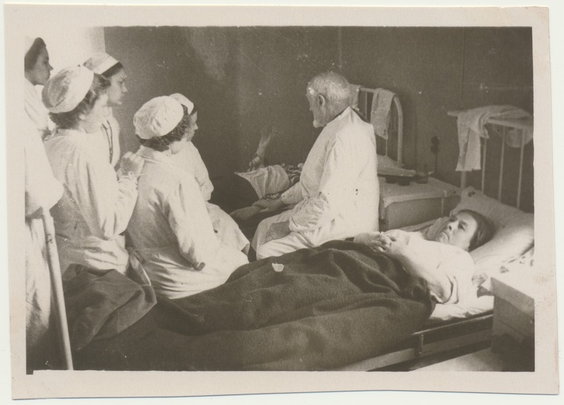 foto, haiglapalat, praktikandid, arst Mats Nõges, haige, Viljandi, 1958