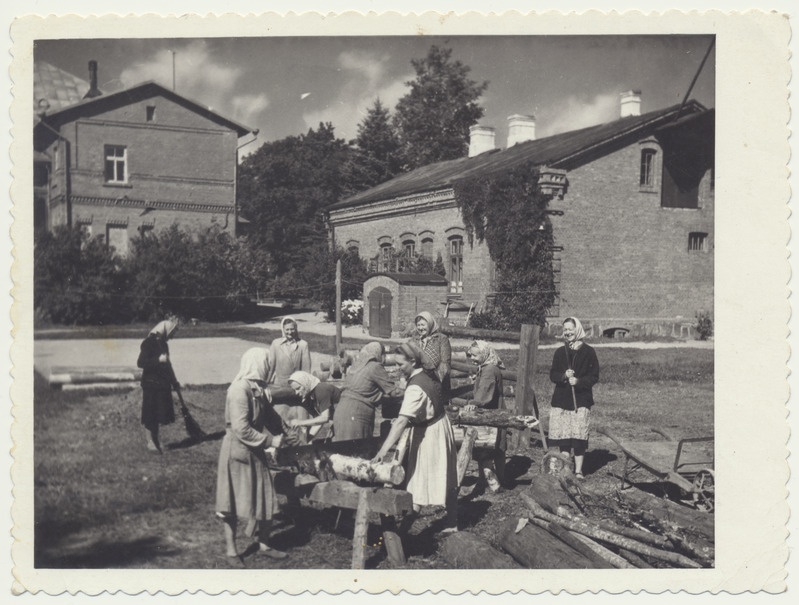 foto, kooli ahjupuud, saagimine, koristajad, kütjad, Viljandi I Keskkool, Jakobsoni tn 42