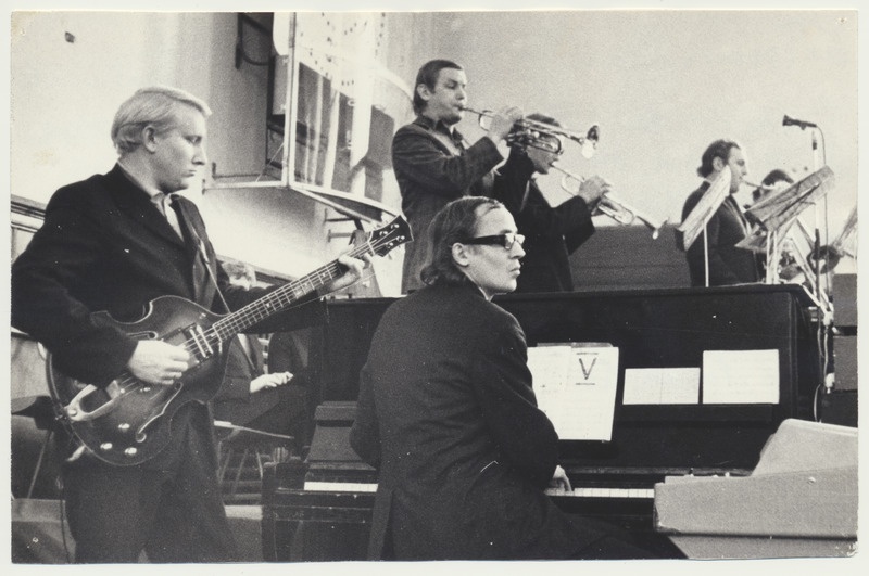 foto, vokaal-instrumentaalansambel Kärjed peotantsuvõistlustel Sakala-73, Viljandi Spordihoone, 1973