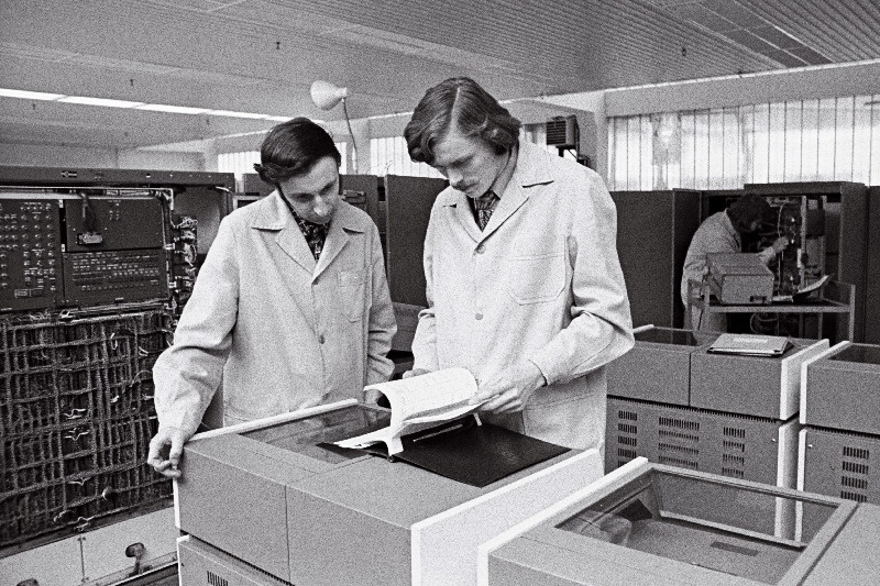 ENSV Riikliku Plaanikomitee arvutuskeskuse insenerid Alar Seht ja Rein Parkja elektronarvuti sõlmi seadistamas.