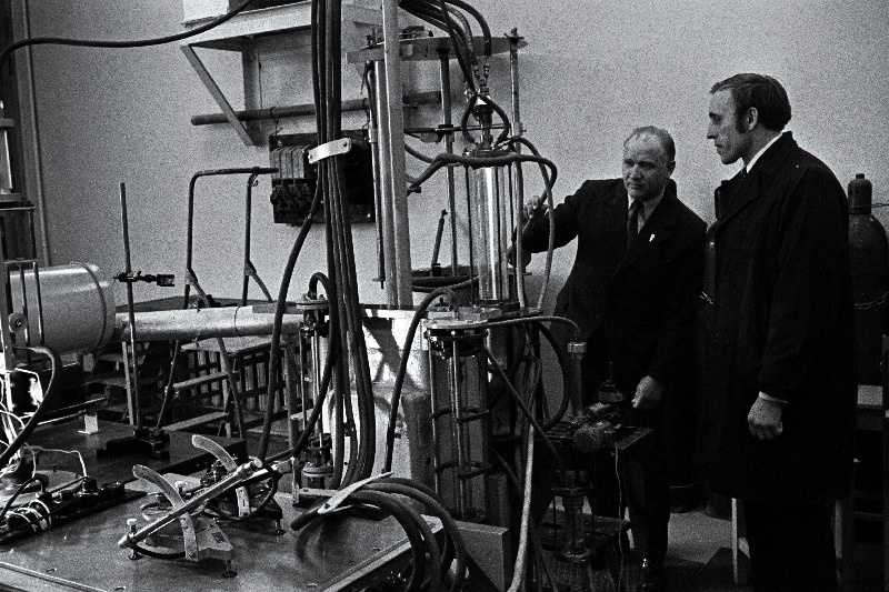 ENSV TA Tuumafüüsika ja Elektrofüüsika Instituudi vanemteaduslikud töötajad tehnikateaduste kandidaadid Robert Lääne ja Helmut Sei laboratooriumis plasmatroni juures.