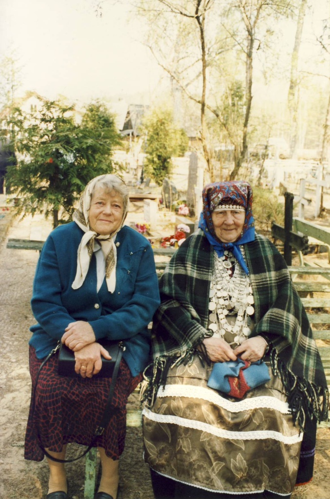 Jüripäev Värskas 06. mai 2006. Linda Saviots ja Veera Hirsik kalmistul