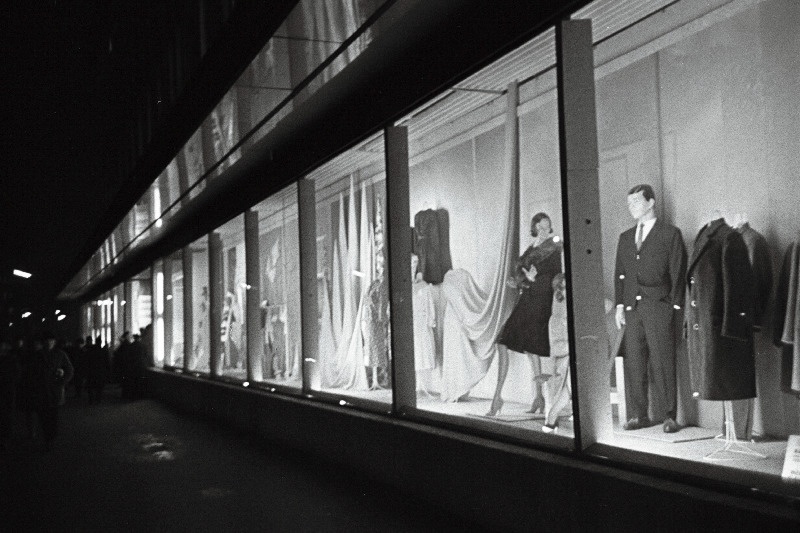 Tallinna Kaubamaja öine võte.