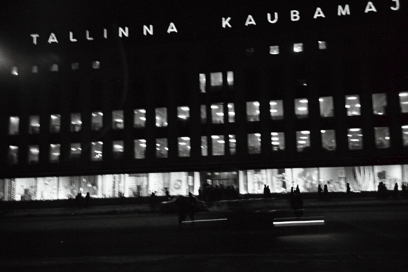 Tallinna Kaubamaja öine võte.