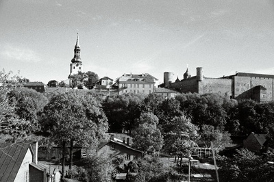 Vaade Toompeale ja Pikale Hermannile raudtee postivalitsuse hoonest.  duplicate photo