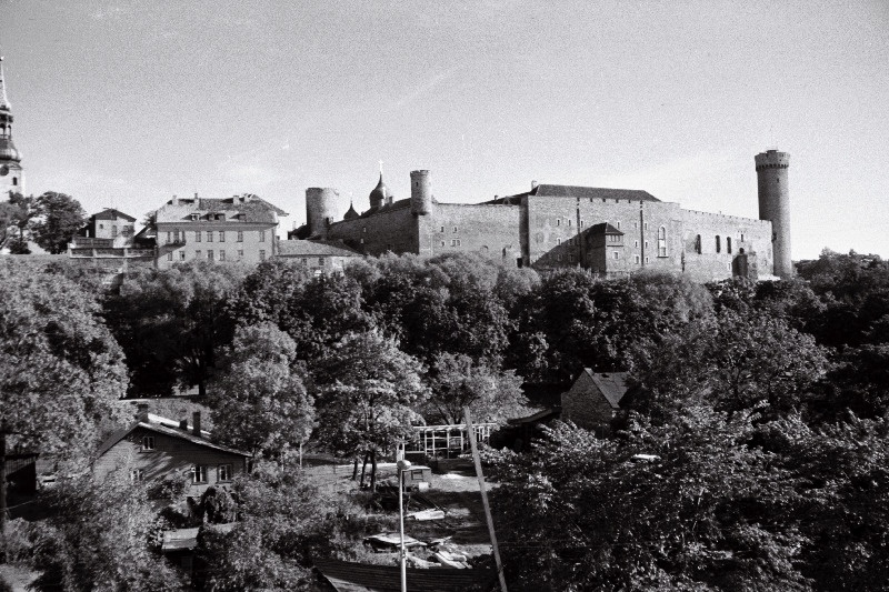 Vaade Toompeale ja Pikale Hermannile raudtee postivalitsuse hoonest.