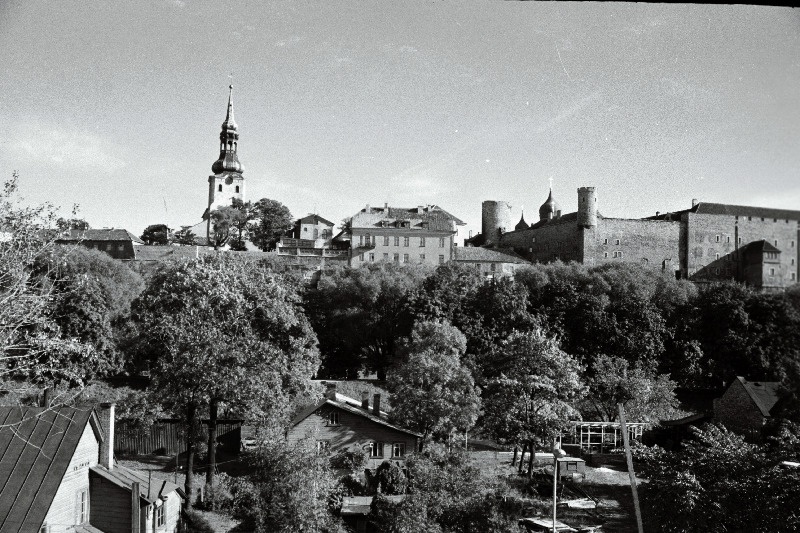 Vaade Toompeale ja Pikale Hermannile raudtee postivalitsuse hoonest.
