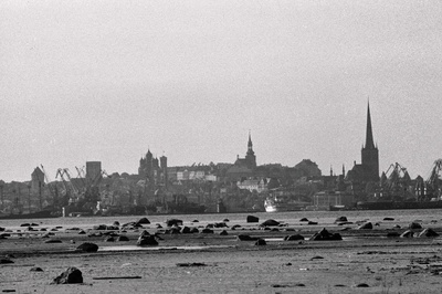 Tallinna panoraam (võetud Piritalt) ja valge reisijate laev saabub Tallinna.  duplicate photo