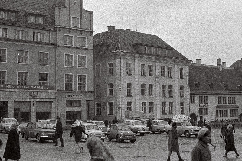 Vaateid Raekoja platsil. Kohviku interjöör.