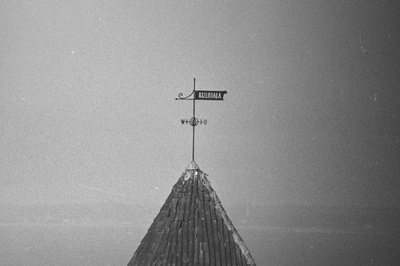 Vaateid Toompealt vanalinna katusetele, sadama kraanadele, laevale ja purjekale ning vanalinna tornidele.  similar photo