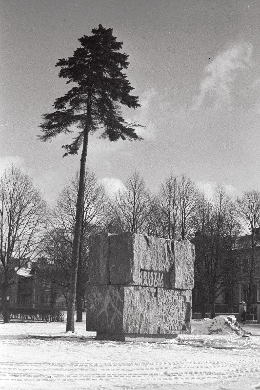 Mälestussammas Kristjan Rauale Gagarini pst ääres.