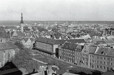 Vaade Vanalinnale ja Võidu väljakule Kiek in de Köki ülemistest akendest.  similar photo