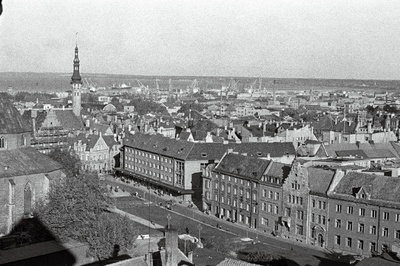 Vaade Vanalinnale ja Võidu väljakule Kiek in de Köki ülemistest akendest.  similar photo