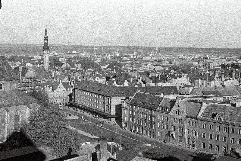 Vaade Vanalinnale ja Võidu väljakule Kiek in de Köki ülemistest akendest.
