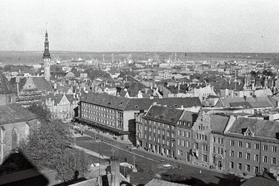 Vaade Vanalinnale ja Võidu väljakule Kiek in de Köki ülemistest akendest.  similar photo