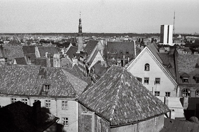 Vaateid Toompealt Vanalinnale päikesega.  similar photo