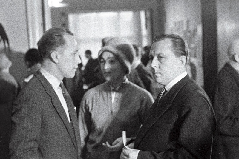 II Vabariikliku Fotonäituse avamine ja näitusel T. Luik ja A. Sterenberg.