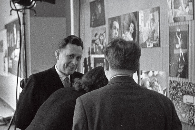 II Vabariikliku Fotonäituse avamine ja näitusel T. Luik ja A. Sterenberg.