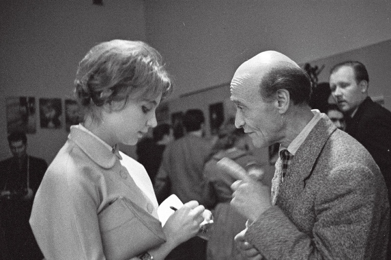 II Vabariikliku Fotonäituse avamine ja näitusel T. Luik ja A. Sterenberg.