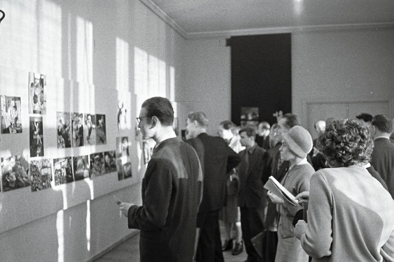 II Vabariikliku Fotonäituse avamine ja näitusel T. Luik ja A. Sterenberg.