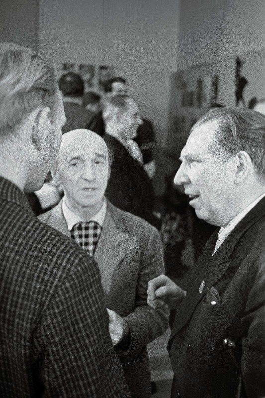 II Vabariikliku Fotonäituse avamine ja näitusel T. Luik ja A. Sterenberg.